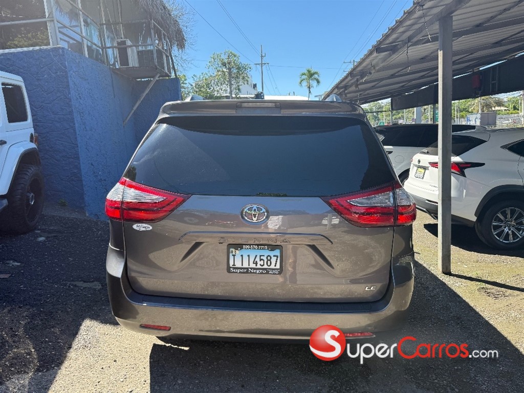 2017 Toyota Sienna LE — foto 2 / 8