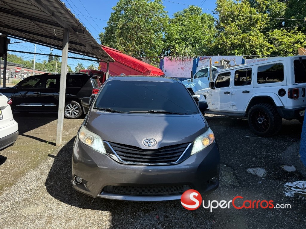 2017 Toyota Sienna LE — foto 3 / 8