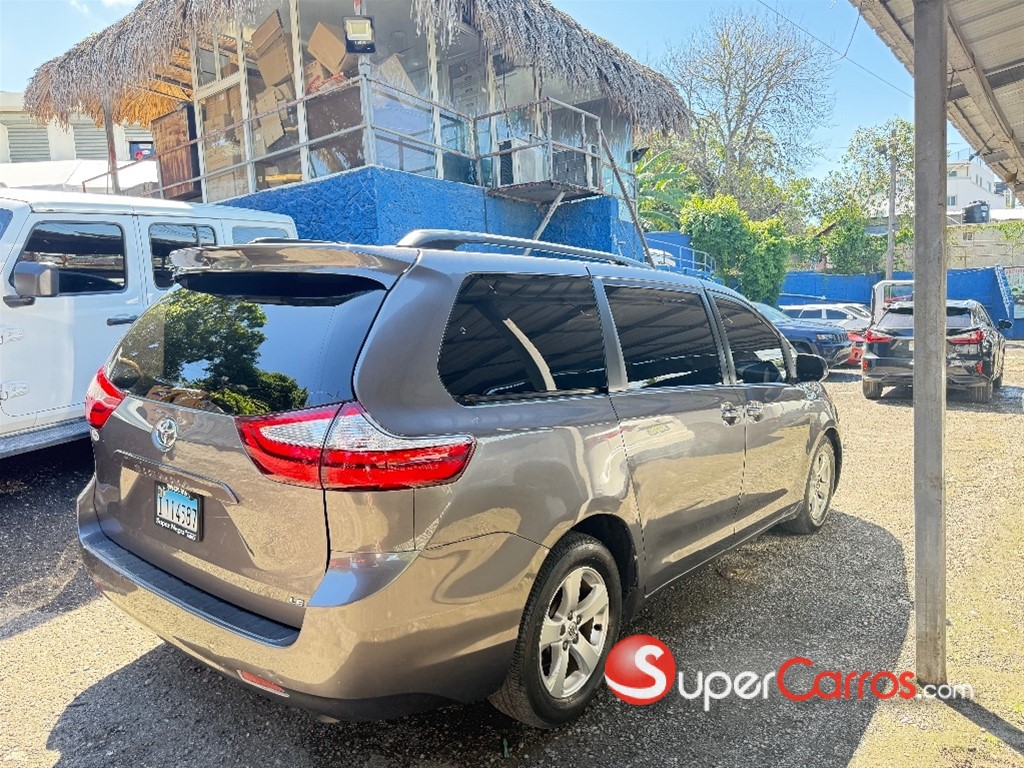 2017 Toyota Sienna LE — foto 4 / 8