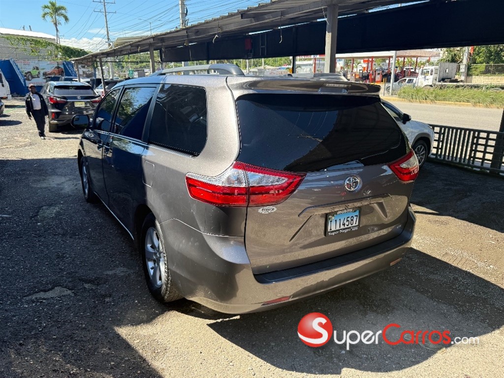 2017 Toyota Sienna LE — foto 6 / 8