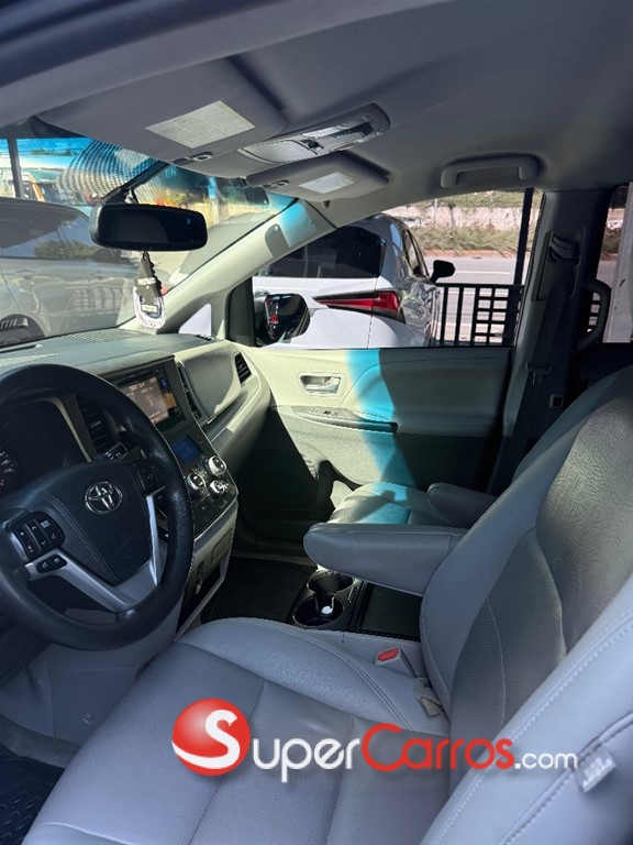 2017 Toyota Sienna LE — foto 7 / 8