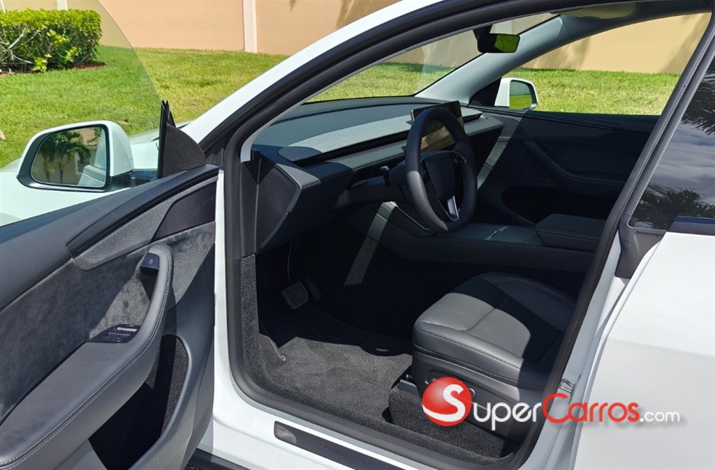 2026 Tesla Model Y Long Range — foto 7 / 10
