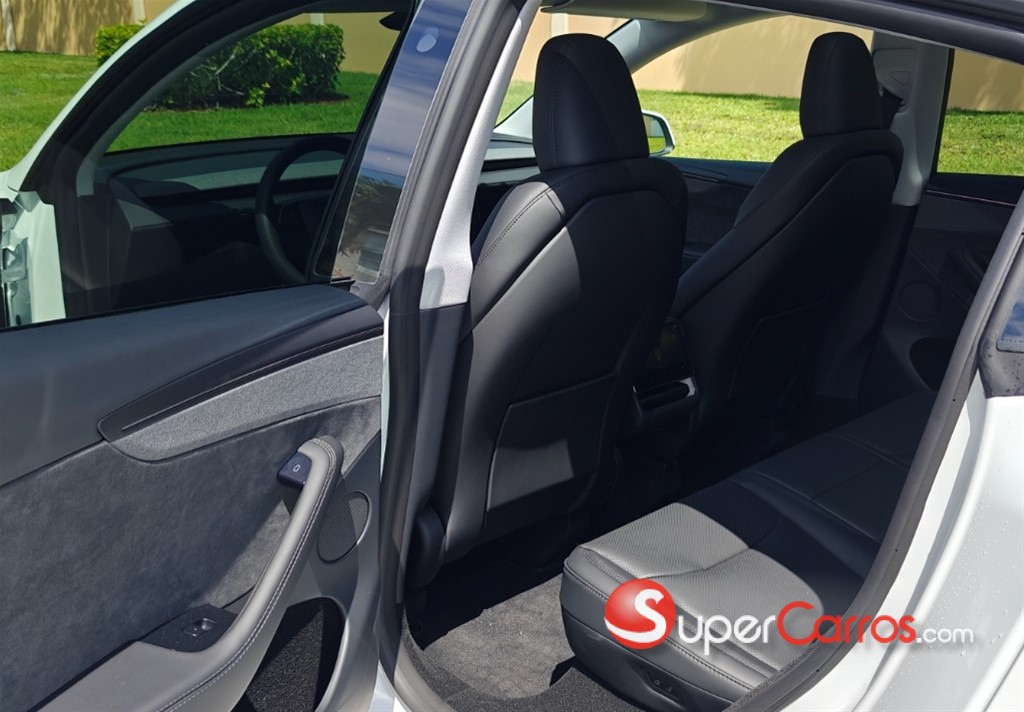 2026 Tesla Model Y Long Range — foto 8 / 10
