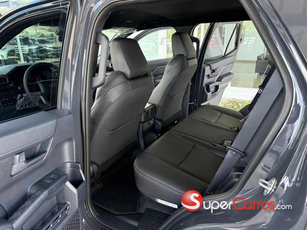 2026 Toyota 4 Runner SR5 — foto 8 / 9