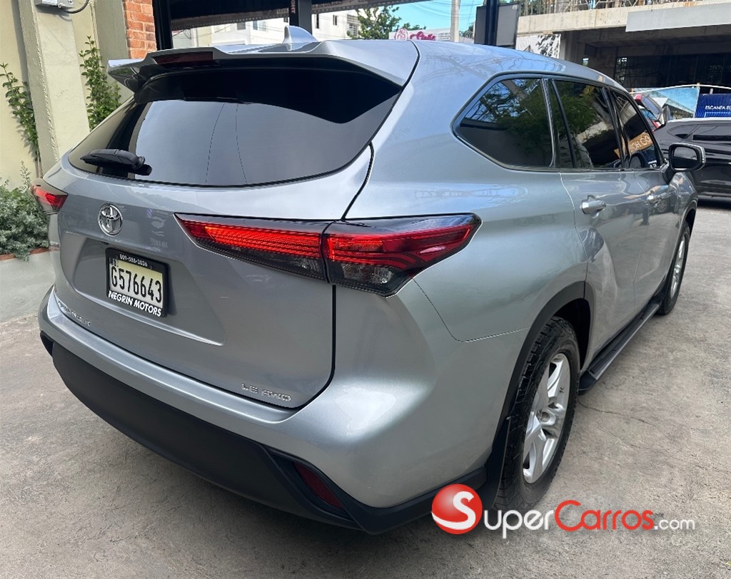 2020 Toyota Highlander LE — foto 4 / 10