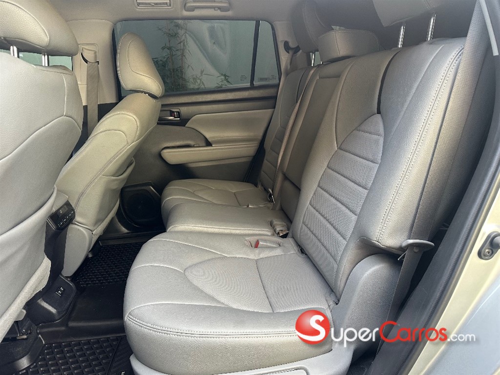 2020 Toyota Highlander LE — foto 7 / 10