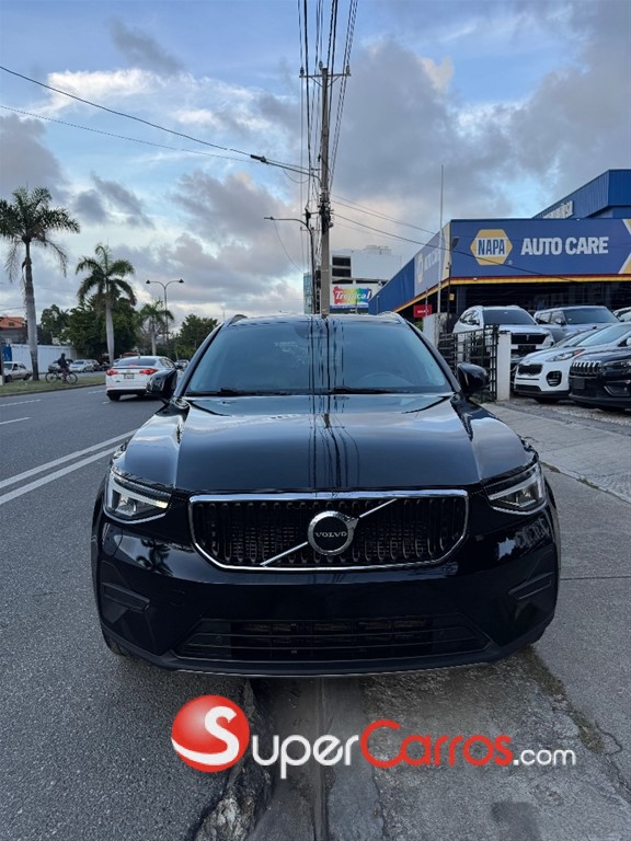 2023 Volvo XC40 Momentum — foto 2 / 10