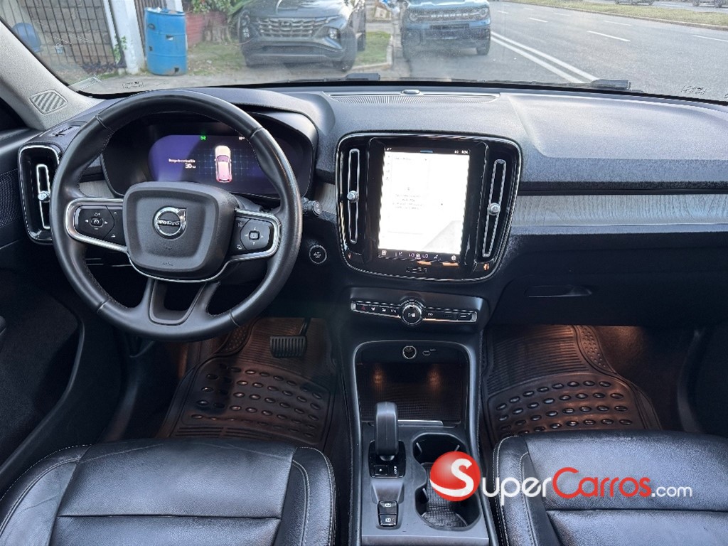 2023 Volvo XC40 Momentum — foto 8 / 10