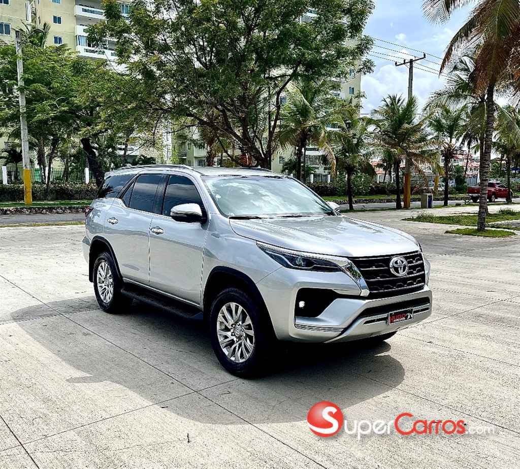 2022 Toyota Fortuner SRV — foto 2 / 11