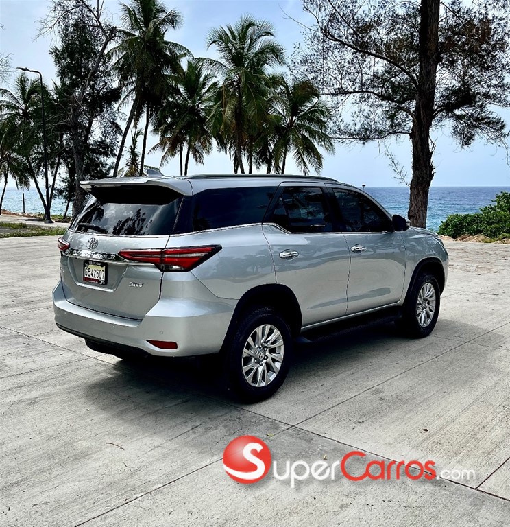 2022 Toyota Fortuner SRV — foto 3 / 11