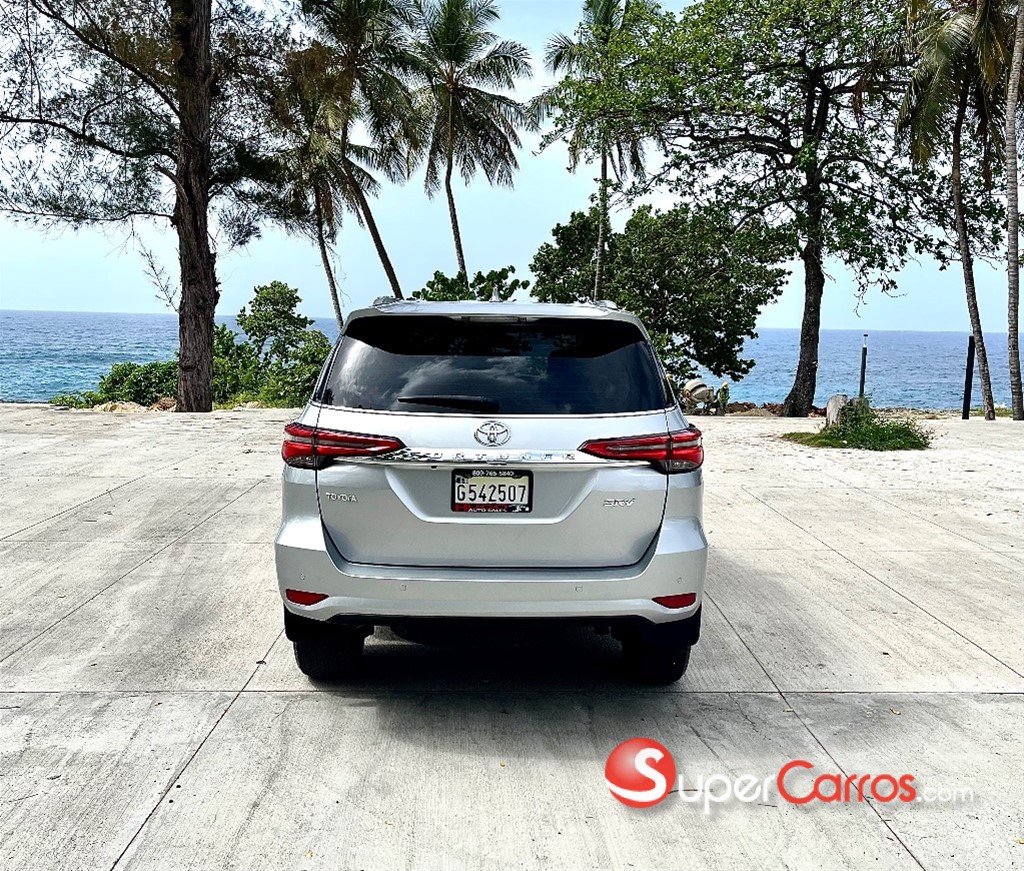 2022 Toyota Fortuner SRV — foto 4 / 11