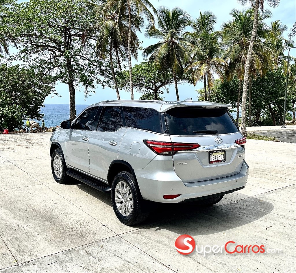 2022 Toyota Fortuner SRV — foto 5 / 11