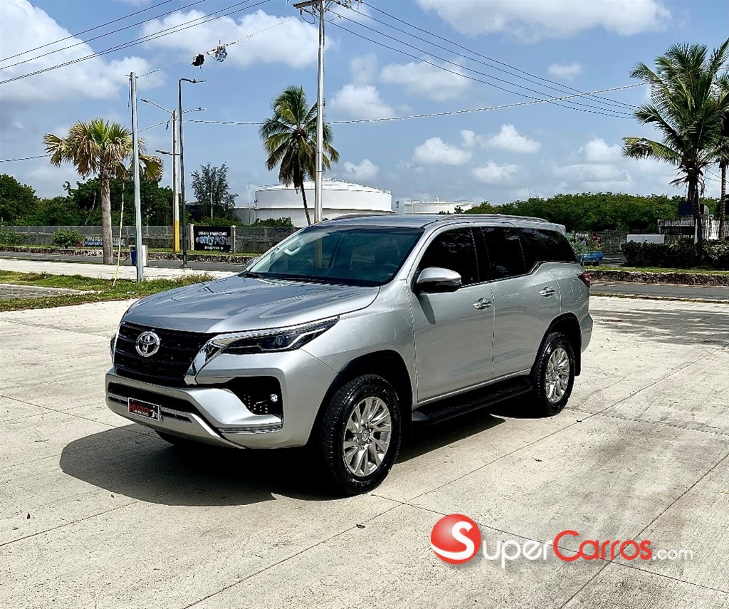2022 Toyota Fortuner SRV — foto 6 / 11