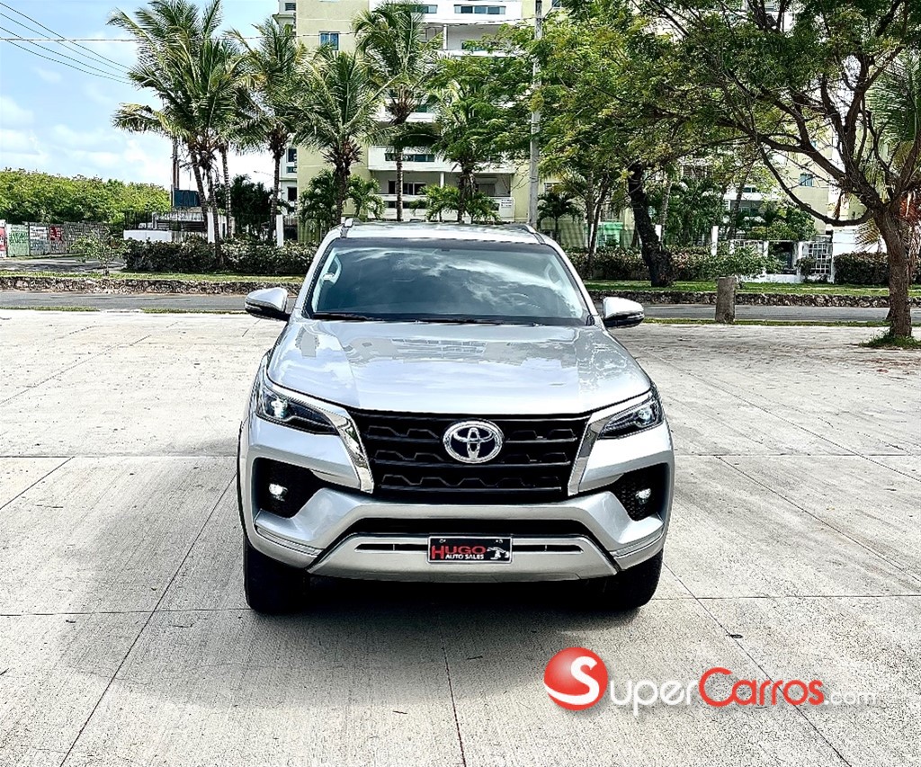 2022 Toyota Fortuner SRV — foto 7 / 11