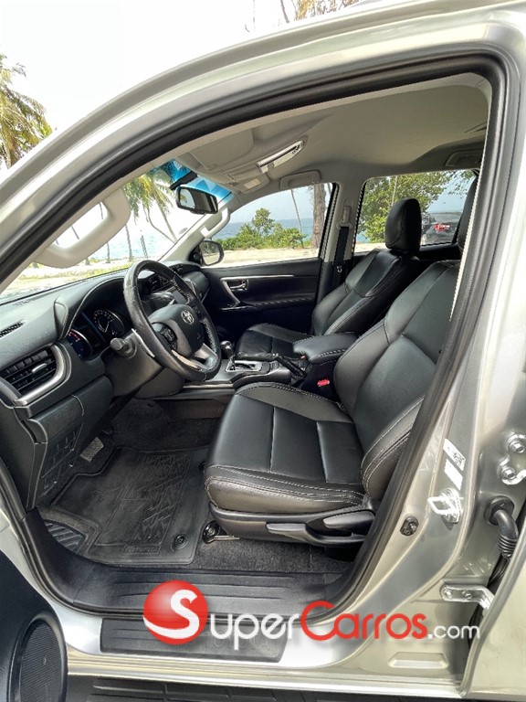 2022 Toyota Fortuner SRV — foto 8 / 11