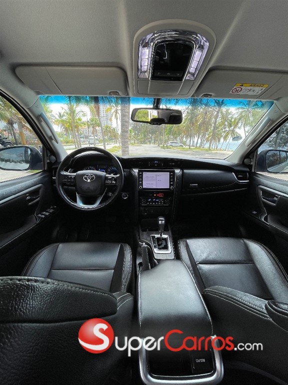 2022 Toyota Fortuner SRV — foto 9 / 11