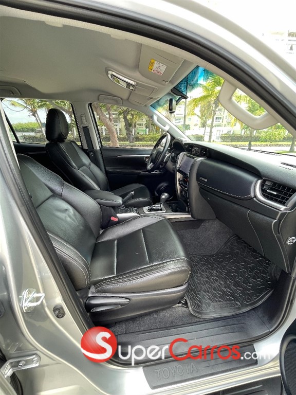 2022 Toyota Fortuner SRV — foto 10 / 11