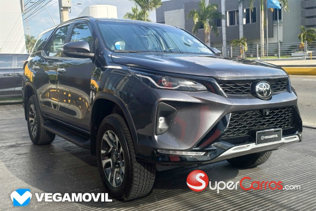 2025 Toyota Fortuner SRV TSS — foto 2 / 12