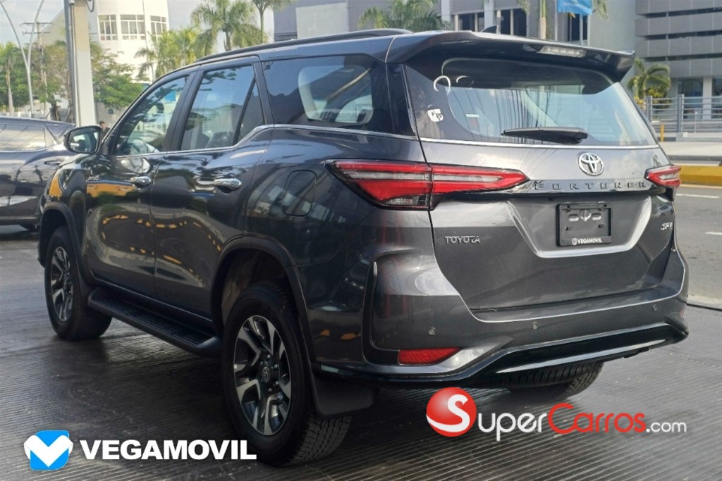 2025 Toyota Fortuner SRV TSS — foto 4 / 12