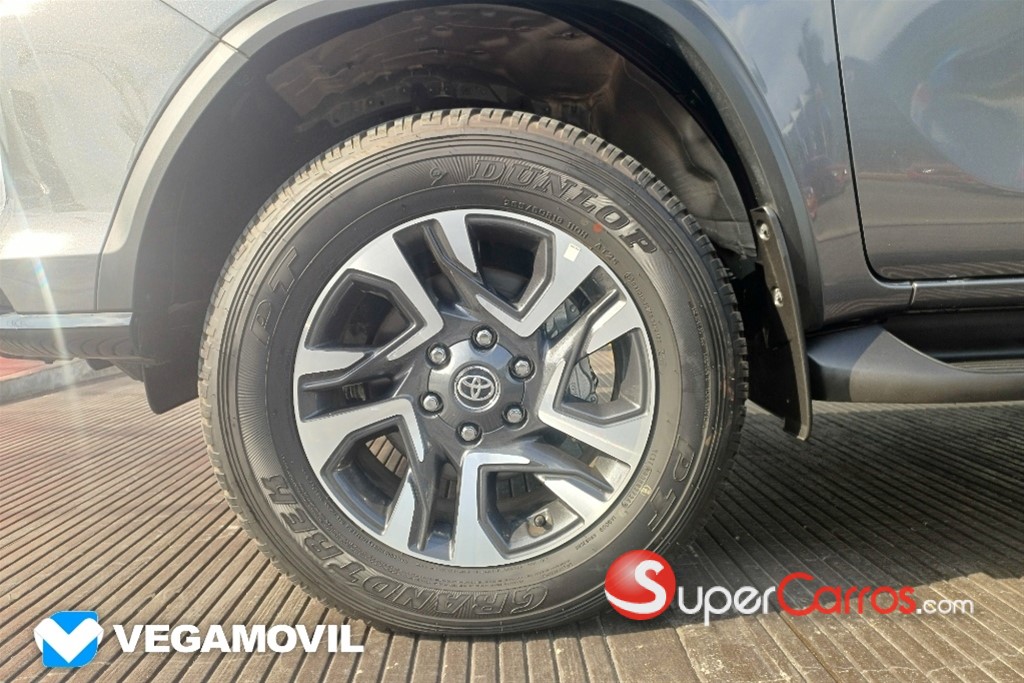 2025 Toyota Fortuner SRV TSS — foto 6 / 12