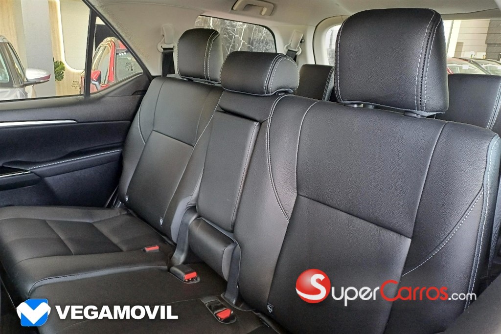 2025 Toyota Fortuner SRV TSS — foto 8 / 12