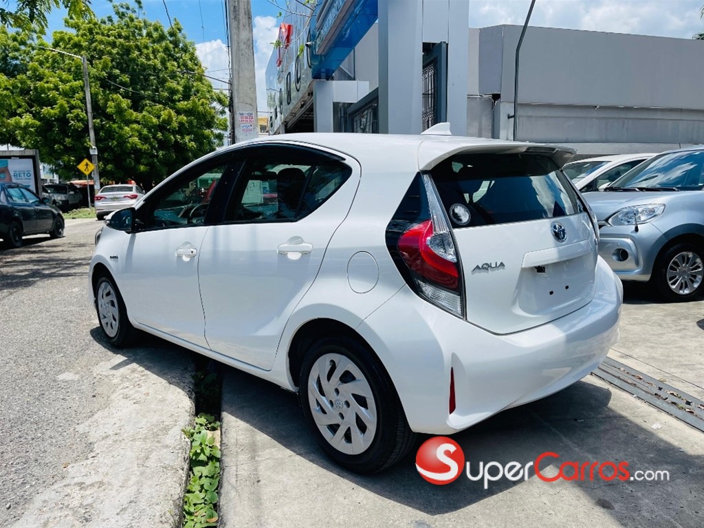 2019 Toyota Aqua Hibrido — foto 7 / 11