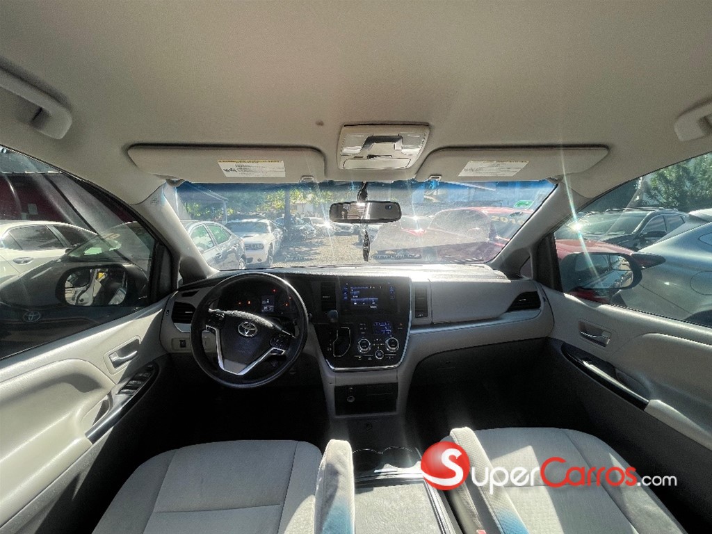 2017 Toyota Sienna LE — foto 6 / 9