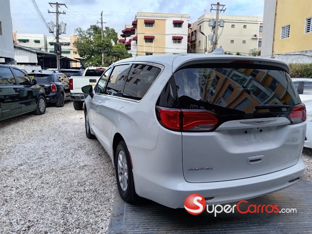 2017 Chrysler Pacifica Touring — foto 4 / 12