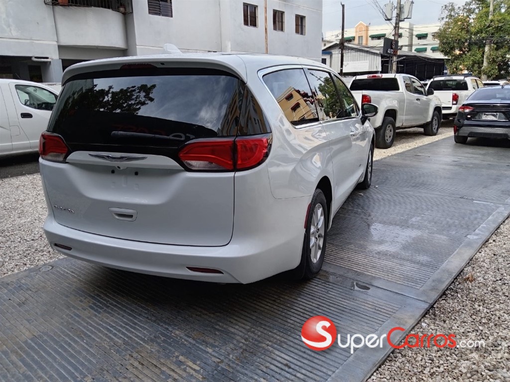 2017 Chrysler Pacifica Touring — foto 5 / 12