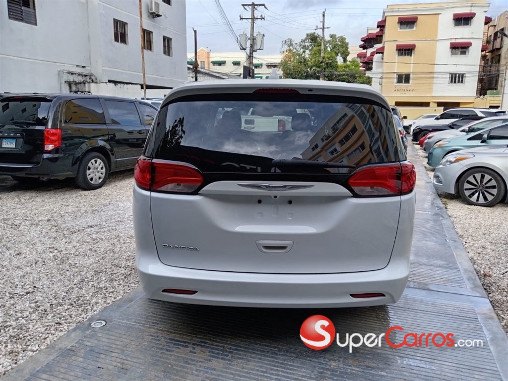 2017 Chrysler Pacifica Touring — foto 6 / 12