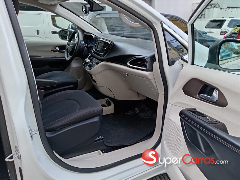 2017 Chrysler Pacifica Touring — foto 7 / 12