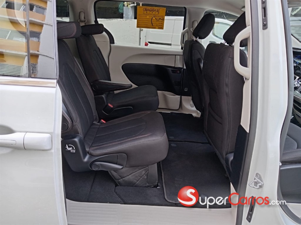 2017 Chrysler Pacifica Touring — foto 8 / 12