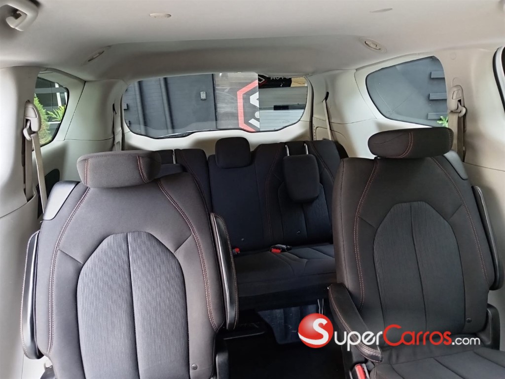 2017 Chrysler Pacifica Touring — foto 9 / 12