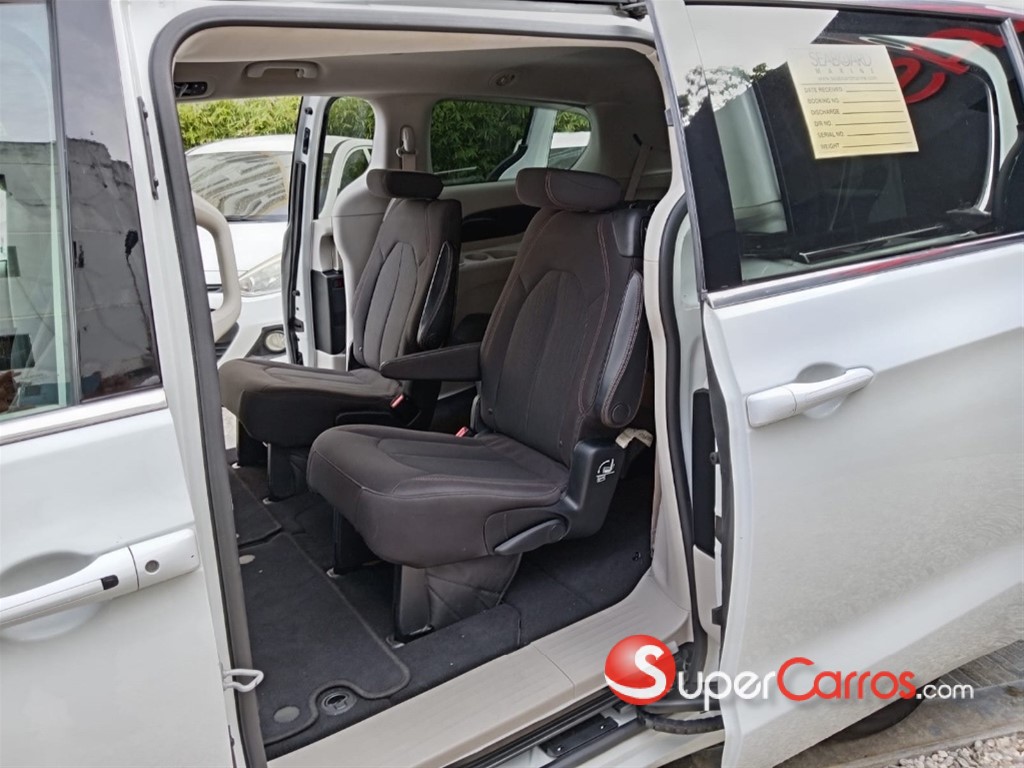 2017 Chrysler Pacifica Touring — foto 10 / 12