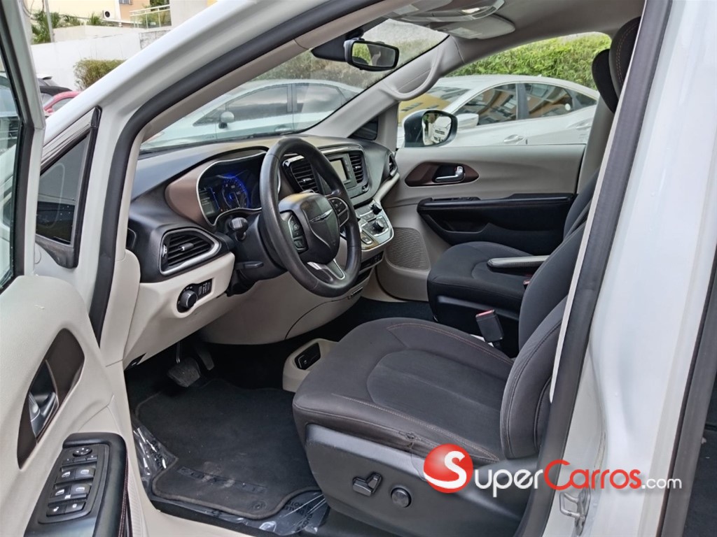 2017 Chrysler Pacifica Touring — foto 11 / 12