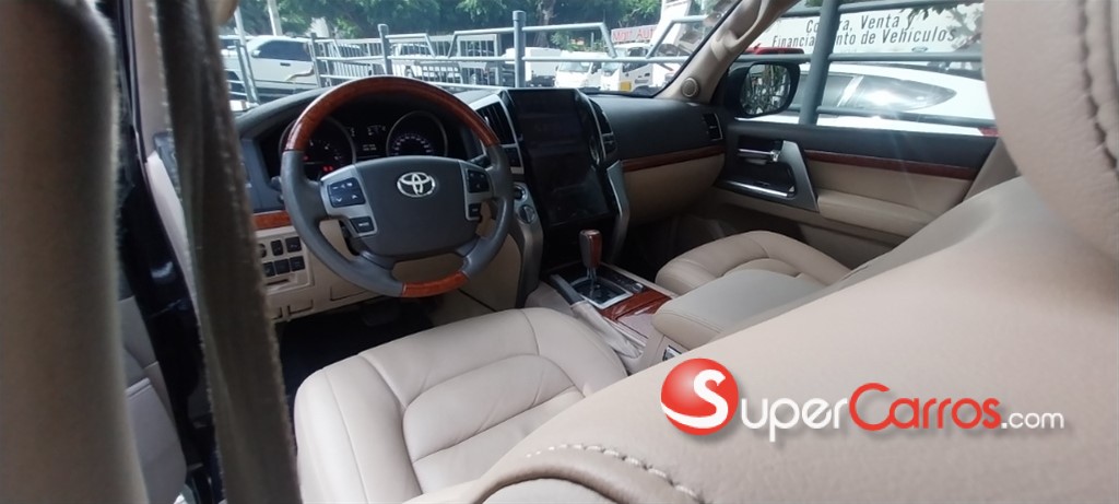 2013 Toyota Land Cruiser — foto 8 / 12