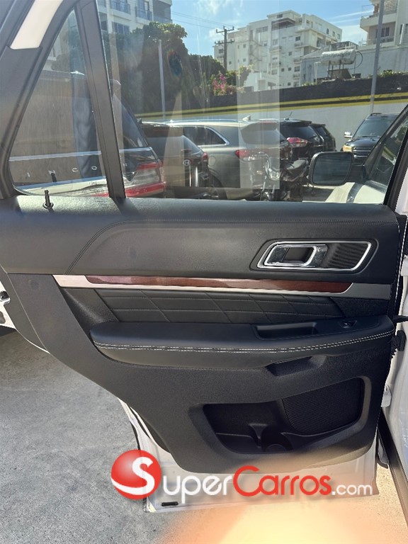2019 Ford Explorer Platinum — foto 8 / 9
