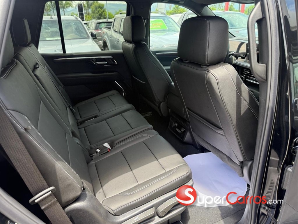 2025 Chevrolet Tahoe LS — foto 8 / 9