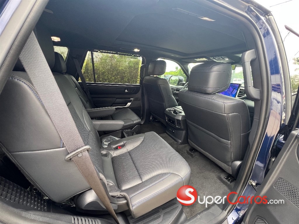 2023 Toyota Sequoia — foto 8 / 12