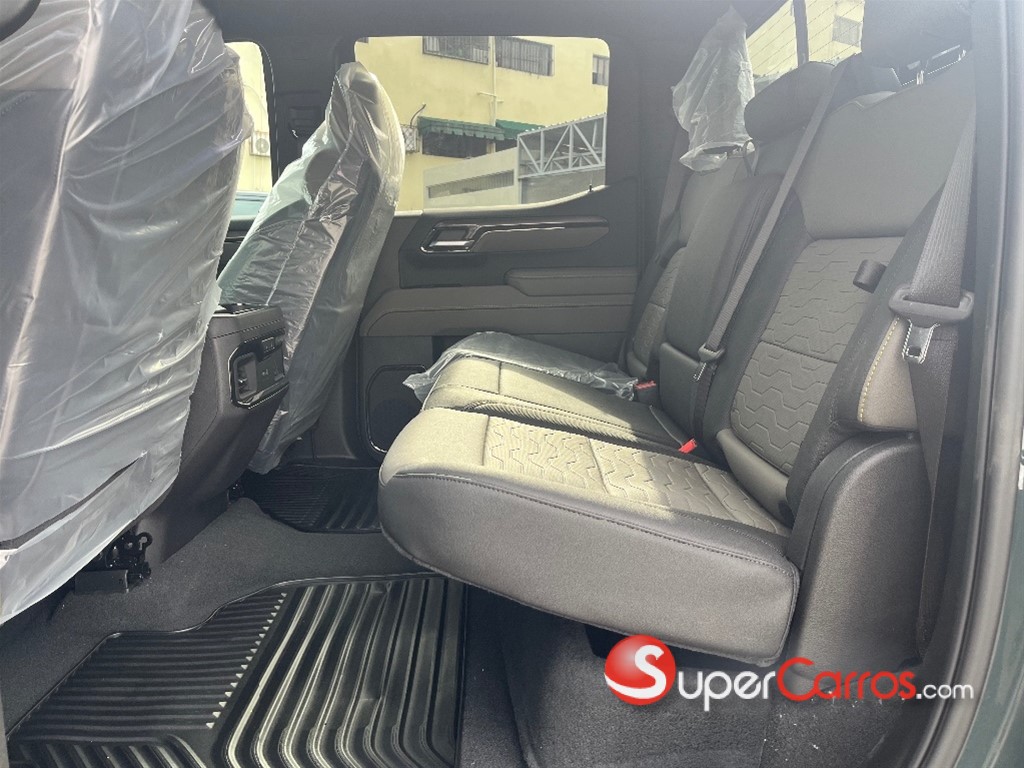 2025 Chevrolet Silverado ZR2 — foto 4 / 12