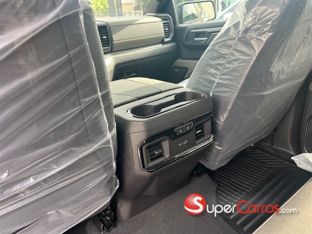 2025 Chevrolet Silverado ZR2 — foto 8 / 12