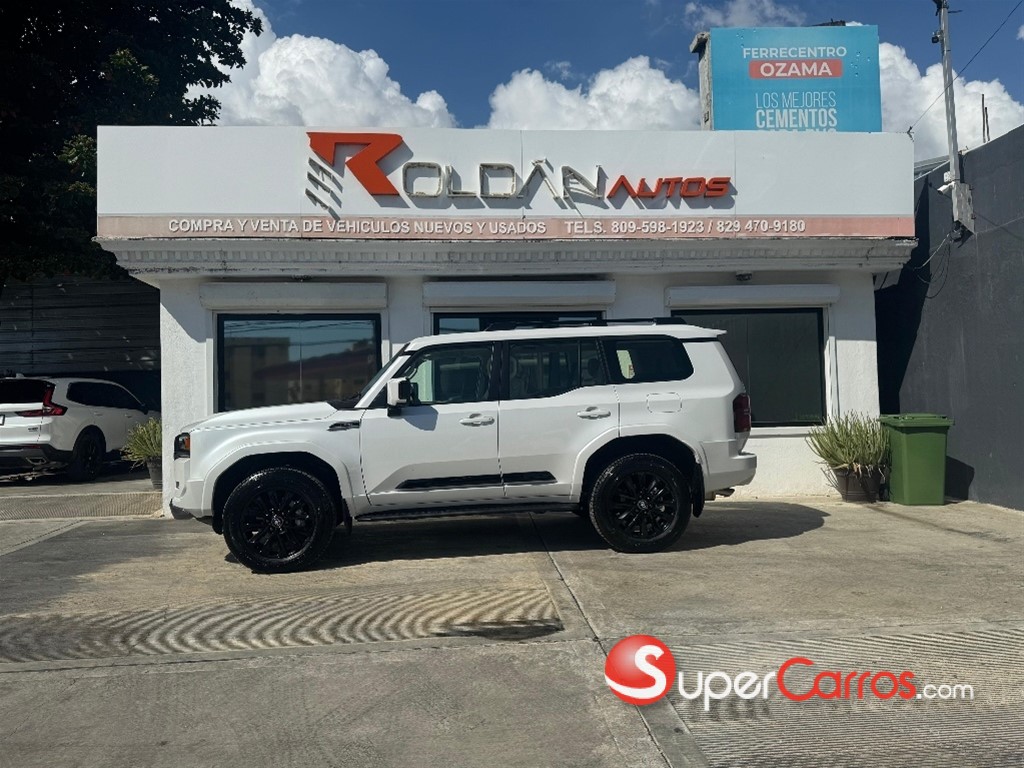 2027 Toyota Land Cruiser Prado Luxury 01