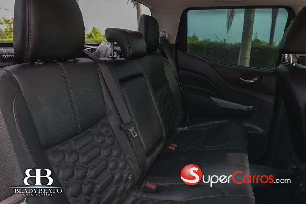 2022 Nissan Frontier LE — foto 2 / 10