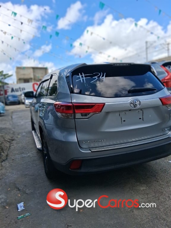 2019 Toyota Highlander LE Plus — foto 8 / 12