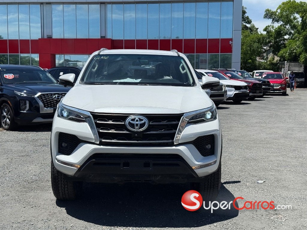 2024 Toyota Fortuner SRV — foto 2 / 9