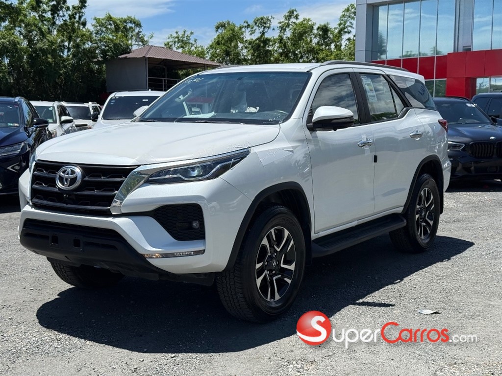 2024 Toyota Fortuner SRV — foto 3 / 9