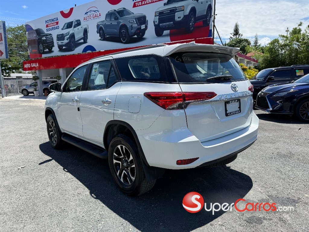 2024 Toyota Fortuner SRV — foto 4 / 9