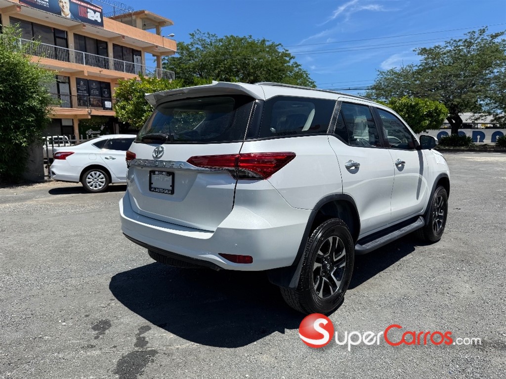 2024 Toyota Fortuner SRV — foto 5 / 9