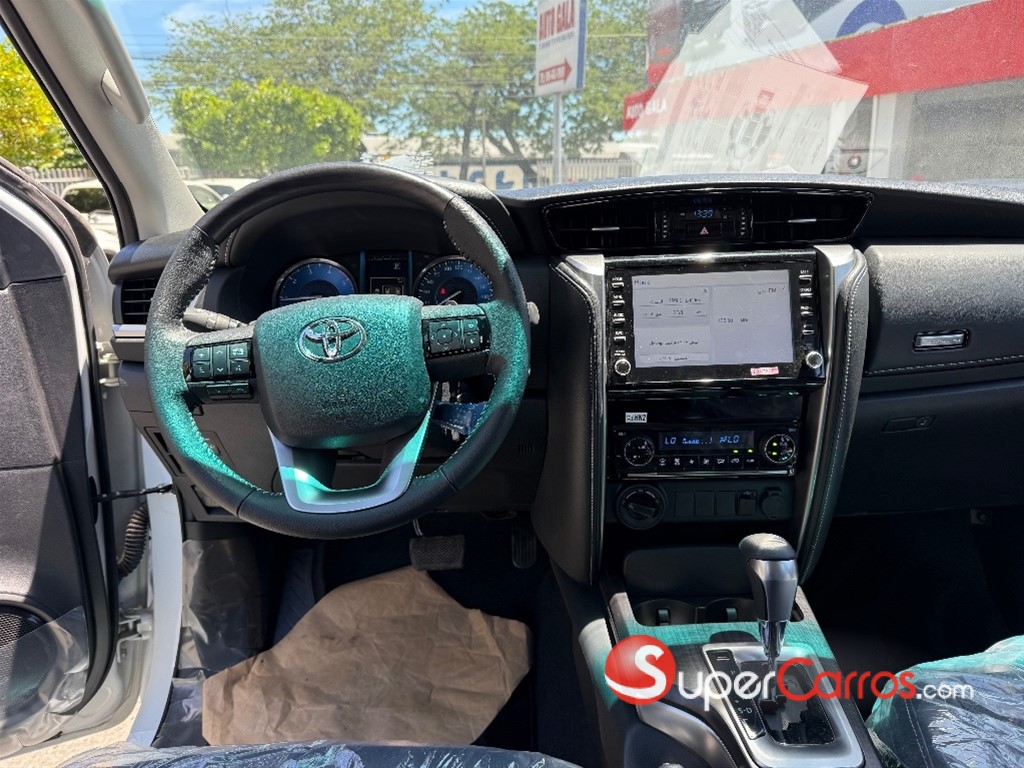 2024 Toyota Fortuner SRV — foto 6 / 9
