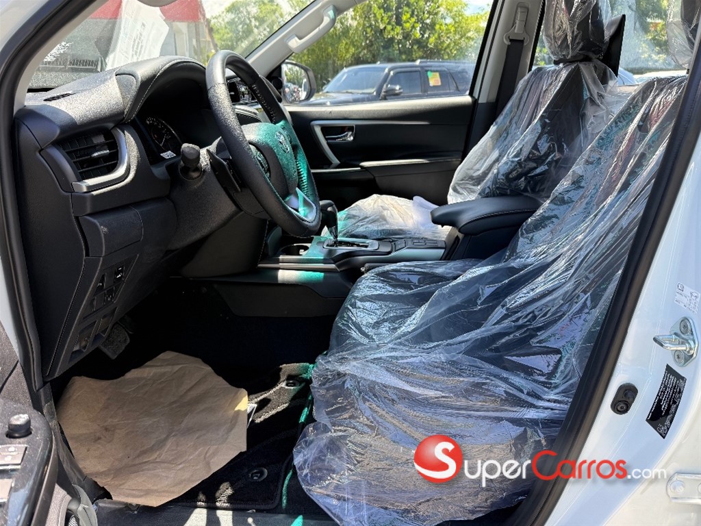 2024 Toyota Fortuner SRV — foto 7 / 9